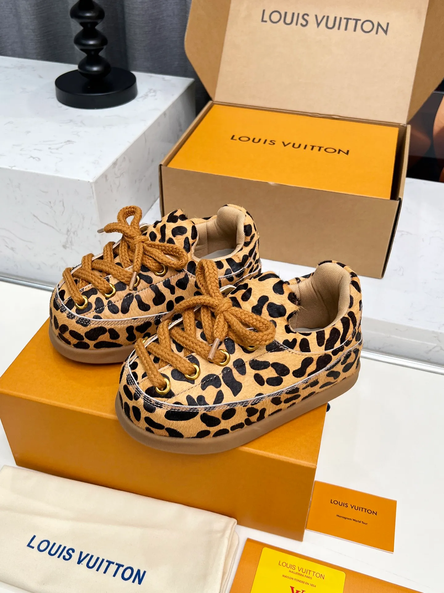 [L Family] P: 740💰 Couple model, size: women 35-41 (customized at 41 for women), 39-46 for men (customized at 45.46) The 2025 iteration of this Time Out sneaker, couple model, LV co-branded nigo, donkey brand, Louis Vuitton, ugly, cute😍Many Internet celebrities have shown off their feet, a classic and versatile item. Fabric: Imported high mercerized cow suede. Lining: high-grade elastic mesh, outsole: original molded outsole, palm print rubber outsole with hidden L letter and Monongram flower.